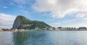 Cinco años me pasé en el Campo de Gibraltar y había ido para cinco días, pero ... En la foto vemos la bahía de Algeciras desde la central térmica de Puente Mayorga, cerca de La Línea de la Concepción.