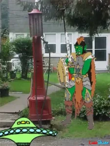 ... pero que polla. <Les da dos vueltas al cuello y se la cuelgan de la oreja.Tomé esta foto en Pensilvania (EE. UU.). En el jardín de la casa tenían el surtidor como elemento decorativo (el extraterrestre lo puse después).