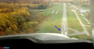 Clearview Airpark. Localizado en la población de Westminster (MD) es el aeródromo más pequeño de USA. Tenía que aterrizar (me estaba haciendo pipí). Mi mujer, que me acompañaba muerta de miedo, ya que hacía un momento con la avioneta estabilizada y a altura de crucero, momento en el que me relajé, me dijo '¡Coge el volante!" ¿Cómo pudo tomar esta foto? y además tomando tierra en la pista 13.