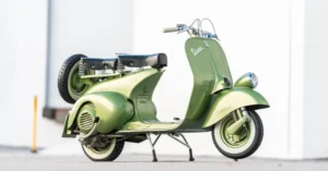 La primera Vespa que se fabricó en España fue el modelo N de 1952. Equipada con un motor de 125 c. c., faro bajo, y manillar de tubo.<br>Se puede observar el cofano abierto que posteriormente se modificó cerrándose, ya que las mujeres se sentaban atrás y las faldas de las mismas tenían el riesgo de engancharse en el ventilador del motor.