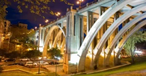 Otro hecho muy típico de la época era el uso del Viaducto para suicidarse. Yo solía ver suicidios frecuentemente. Se tiraban ocho personas al mes hasta que se instalaron las pantallas protectoras.